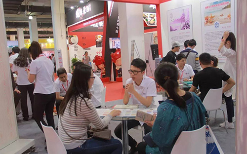 美博士工作人員為客戶介紹產(chǎn)品 美博士工作人員為客戶介紹產(chǎn)品